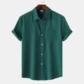 Detalle de una camisa de hombre verde oscuro de manga corta con textura de canalé vertical - Verde Oscuro