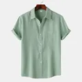 Vista detallada de camisa de hombre de manga corta verde claro con textura arrugada - Verde claro