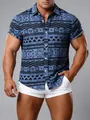 Detailopname van een blauw herenoverhemd met korte mouwen en etnische print op model - 3XL / Tops / Blauw