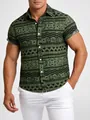 Detail van groen shirt met korte mouwen met etnische print en geometrische patronen - Groen