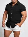 Vue détaillée d'une chemise pour homme en coton et lin noir à manches courtes sur modèle - M / Hauts / Noir