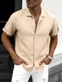 Primer plano de camisa beige para hombre de manga corta con textura de lino y solapa - M / Tops / Caqui