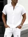 Vista detallada de una camisa informal blanca de manga corta usada por un modelo masculino. - M / Tops / Blanco