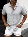 Vista detallada de una camisa gris de manga corta para hombre con textura vertical. - M / Tops / Gris