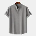 Detalle de camisa gris para hombre con manga corta, cuello mandarín y tejido texturizado. - Gris oscuro