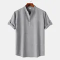 Vista frontal de camisa gris de manga corta para hombre con cuello mao y corte ajustado - Gris claro