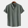 Detalle de la textura del tejido y botones blancos de esta camisa de hombre con cuello mao - Verde Oscuro