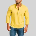 Primer plano de la tela de lino amarillo transpirable de esta camisa henley para hombre - 3XL / Tops / Caqui