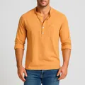 Detalle de una camisa de lino para hombre en color mostaza con cuello henley y botones - 3XL / Tops / Marrón