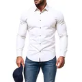 Detalle frontal de una camisa casual blanca de manga larga para hombre de corte entallado - S / Tops / Blanco