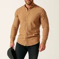 Détail d'une chemise pour homme en coton et lin camel à manches longues et col officier - S / Hauts / Marron