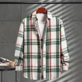 Detalle del cuello clásico y del estampado de cuadros verde y rojo de una camisa de hombre - Verde Oscuro