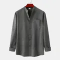 Vue de face d'une chemise grise en coton et lin pour homme avec col montant sur cintre - M / Hauts / Vert Foncé