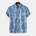 Detailansicht eines hellblauen Kurzarmhemdes für Herren mit weißem floralem Blattmuster - S / Oberteile / Blau