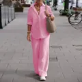 Straßenstil eines lässigen rosa zweiteiligen Leinenhemdes und einer weiten Hose - Rosa