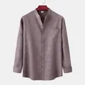 Détail de la texture en coton et lin de cette chemise violette à col montant pour homme - M / Hauts / Rouge