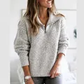 Pull à col zippé pour femme en maille texturée grise et blanche, style décontracté chic - S / Hauts / Gris