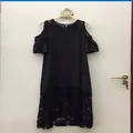 Dettaglio dell'abito nero con spalle scoperte, pizzo raffinato e maniche con volant. - Taglia S / Top / Nero