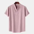 Detalle de camisa Henley rosa empolvado para hombre con cuello mao y textura lino - Rosa