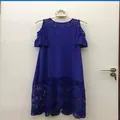 Dettaglio dell'abito blu reale con patchwork di pizzo e maniche a volant, elegante. - Taglia S / Top / Blu