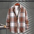 Detalle de una camisa de cuadros marrón y blanco de manga larga para hombre de moda casual - Caqui