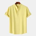 Vue de face d'une chemise à manches courtes pour homme jaune clair avec col montant - S / Hauts / Jaune