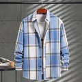 Detalle de camisa informal de cuadros azules para hombre con textura de tela gruesa y suave - Azul cielo