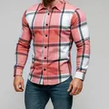 Vista detallada de una camisa casual de franela gruesa a cuadros rosas y blancos para hombres - Rosa