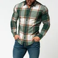 Detalle de una camisa de franela a cuadros verdes gruesos para hombre con botones - S / Tops / Verde