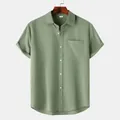 Vista frontale di una camicia in lino a maniche corte verde chiaro da uomo con tasca. - Taglia S / Top / Verde