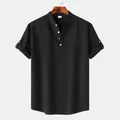Detalle de camisa negra de manga corta para hombre con cuello mandarín y botones - Negro
