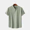 Detalle de camisa para hombre verde salvia efecto lino con cuello mao y botones - Verde claro