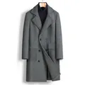 Vista frontale di un cappotto di lana grigio scuro a doppiopetto da uomo con tasche - Taglia M / Top / Grigio scuro