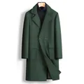 Dettaglio di un cappotto lungo in lana verde scuro doppiopetto da uomo elegante. - Verde Scuro
