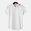 Primo piano di camicia di lino bianca a maniche corte con colletto botton down e taschino - Taglia S / Top / Bianco