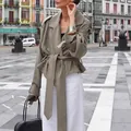 Vue détaillée d'un trench-coat français élégant couleur kaki avec ceinture, style urbain. - S / Hauts / Vert