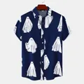 Elegante camicia da uomo a maniche corte blu scuro con stampa di fantasmi bianchi. - Blu navy