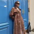 Brauner Vintage-Wildleder-Trenchcoat für Damen mit Gürtel für die Herbstmode. - S / Oberteile / Braun
