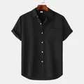 Dettaglio frontale di una camicia da uomo in lino nero a maniche corte e collo bottonato - Taglia S / Top / Nero