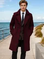 Dettaglio di un cappotto lungo in lana bordeaux a doppio petto da uomo, vestibilità slim. - Borgogna