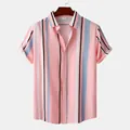 Stilvolles Herren-Kurzarm-Freizeithemd mit rosa und blauen vertikalen Streifen am Holzbügel - 3XL / Oberteile / Rosa Blau Weiß Schwarz Gestreift