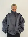 Nahaufnahme eines dunkelgrauen Wollmantels für Damen mit elegantem Stehkragen und Knöpfen - S / Oberteile / Grau