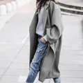 Stijlvolle oversized grijze wollen jas voor dames in een klassieke Europese streetstyle look. - S / Tops / Grijs