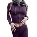 Detailansicht eines lila gestrickten Zweiteilers mit bauchfreiem Kapuzenpulli und langer Hose. - Lila