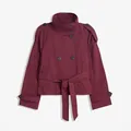 Detailoverzicht van een bordeauxrode korte trenchcoat met ceintuur en dubbele rij knopen. - S / Tops / Bordeauxrood