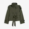 Gedetailleerde weergave van een korte olijfgroene trenchcoat met dubbele rij knopen - S / Tops / Legergroen