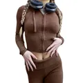 Detailaufnahme des braunen Strick-Kapuzensets mit Rippbund und feiner Strickstruktur. - Camel