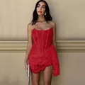 Dettaglio di un vestito rosso in pizzo con corpetto stile corsetto per moda autunno. - Taglia S / Rosso