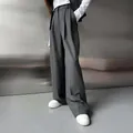 Pantalon de costume gris à jambes larges et taille haute avec un tombé fluide élégant - S / Bas / Gris