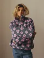 Casual modelfoto van een grijs en roze gebloemde fleece sweatshirt met kwartritssluiting - S / Tops / Roze grijs